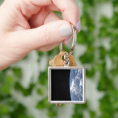 Der Horizont der Erde und die Schwärze des Weltrau Schlüsselanhänger (Hand)