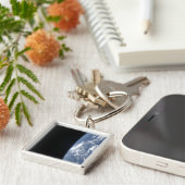 Der Horizont der Erde und die Schwärze des Weltrau Schlüsselanhänger (Seite)