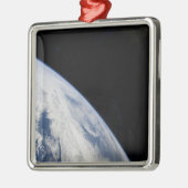 Der Horizont der Erde und die Schwärze des Weltrau Silbernes Ornament (Links)