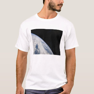 Der Horizont der Erde und die Schwärze des Weltrau T-Shirt