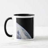 Der Horizont der Erde und die Schwärze des Weltrau Tasse (Links)