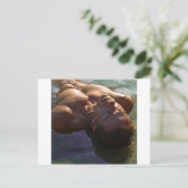 Der hübsche Mann schwimmt auf seinem Rücken Postkarte (Stehend Vorderseite)