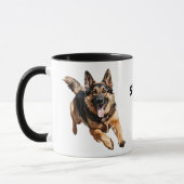 Der Hund der deutschen Schäferhunde ergreift den T Tasse (Links)