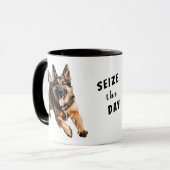 Der Hund der deutschen Schäferhunde ergreift den T Tasse (Vorderseite Links)