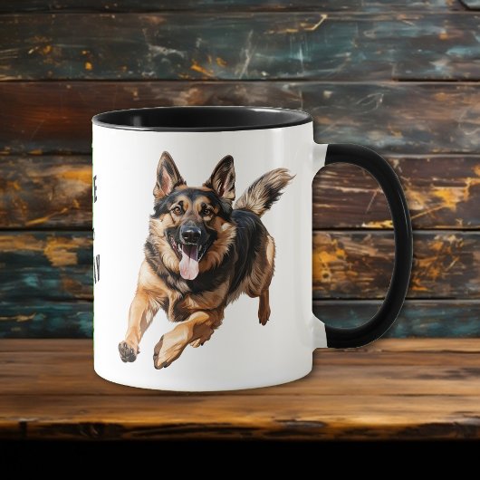 Der Hund der deutschen Schäferhunde ergreift den T Tasse