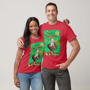 Der Hund des Weihnachtsmanns sitzt, um das Geschen T-Shirt