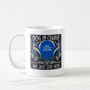 Der Hund führt das Haus. Der Hund hat das Sagen. Kaffeetasse