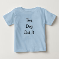 DER HUND HAT DEN T - SHIRT DES KINDES GETAN