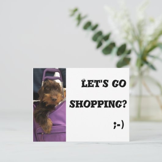 Der Hund lässt uns einkaufen gehen Postkarte (Stehend Vorderseite)