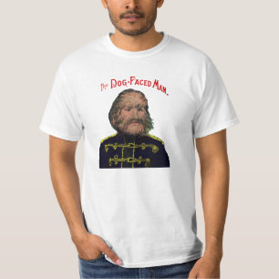 Der Hund stellte Mann gegenüber T-Shirt
