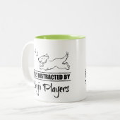 Der Hund wird leicht von den Banjo-Spielern abgele Zweifarbige Tasse (Vorderseite Links)