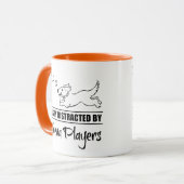 Der Hund wird von Veena-Spielern leicht abgelenkt Tasse (Vorderseite Links)