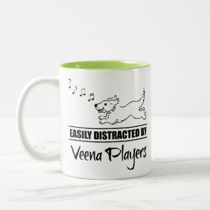 Der Hund wird von Veena-Spielern leicht abgelenkt Zweifarbige Tasse