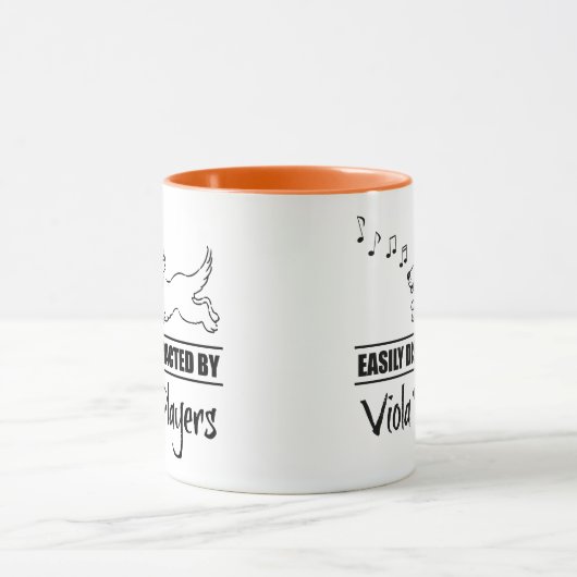 Der Hund wird von Viola Players leicht abgelenkt Tasse (Zentrum)