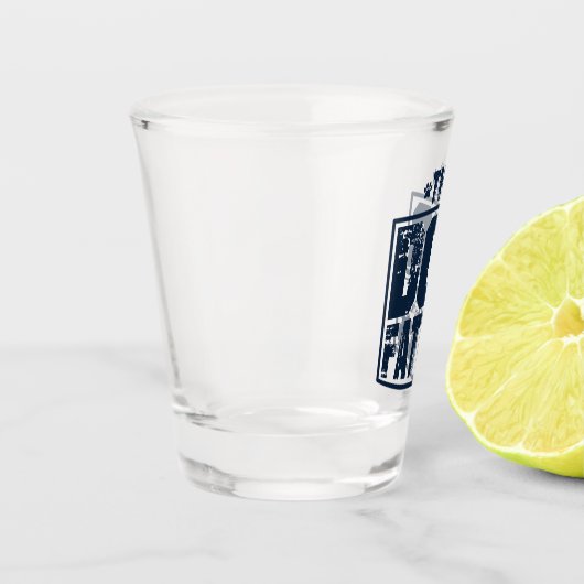 Der Hundevater trug eine Grafik Schnapsglas (Links)