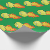 Der individuell anpassbare Flaming-Tennisball Geschenkpapier (Ecke)