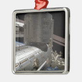 Der japanische Kibo-Komplex Silbernes Ornament (Links)