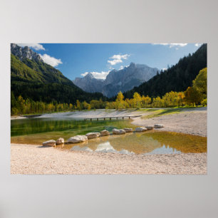 Der Jasna-See in den slowenischen Alpen im Herbst Poster