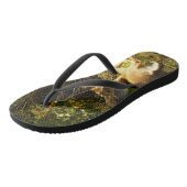 Der junge Buck auf der Wiese Badesandalen (Schrägansicht)