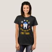 Der Junge, der seinen ersten Zahn verlor. Zahnfee- T-Shirt (Vorne ganz)