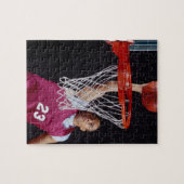 Der junge Mann macht einen Korb Puzzle (Horizontal)