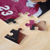 Der junge Mann macht einen Korb Puzzle (Seite)