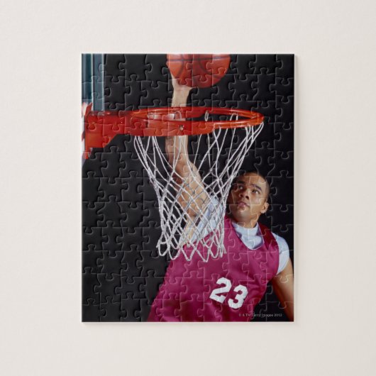 Der junge Mann macht einen Korb Puzzle (Vertikal)