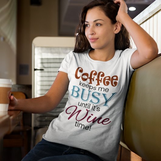 Der Kaffee Behalte mir bis zur Weinzeit beschäftig T-Shirt