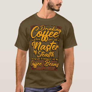 Der Kaffee-Kaffeemaschine verwandelt Sie in einen T-Shirt