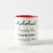 Der Kaffee-Tasse der Mama Zweifarbige Tasse (Mittel)