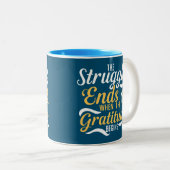 Der Kampf endet, wenn die Dankbarkeit beginnt Zweifarbige Tasse (VorderseiteRechts)