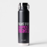 Der Kampf für die Rechte der Frau und die kühne we Trinkflasche<br><div class="desc">Kampf für gleiche Rechte für Frauen. Eine starke feministische politische Aussage für jede Frau. Forderung nach Gleichheit und Gerechtigkeit. Behalt Abtreibung legal und kämpfe für die Pro-Wahl-Gesetze. Kühne,  schwarz und rosa Feminismus Wasserflasche mit Personalisierung.</div>