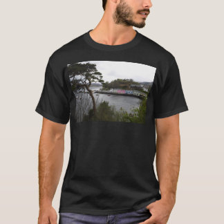 Der Kiefernbaum auf der Portree Isle of Skye T-Shirt