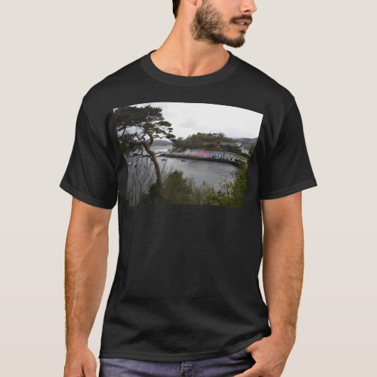Der Kiefernbaum auf der Portree Isle of Skye T-Shirt (Vorderseite)
