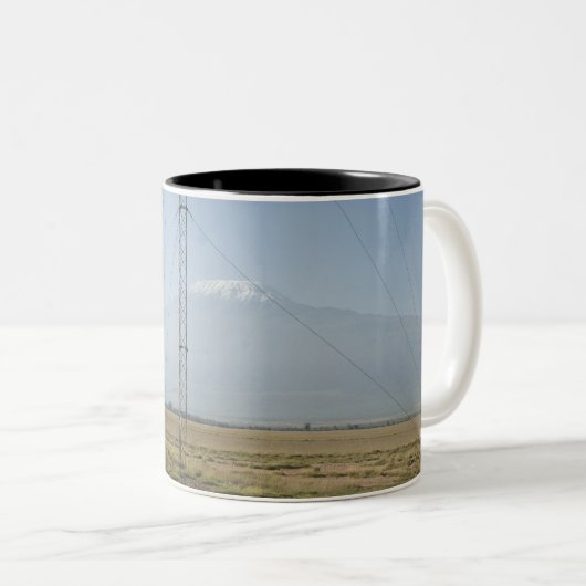 Der Kilimandscharo im Hintergrund Zweifarbige Tasse (VorderseiteRechts)