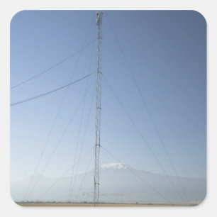 Der Kilimanjaro im Hintergrund. Quadratischer Aufkleber