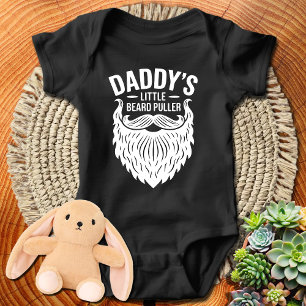 Der kleine Bärenpuller von Funny Beard Baby Grow-D Strampler