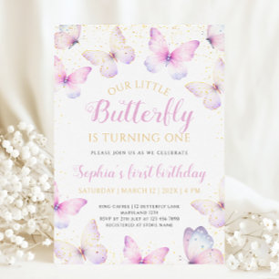 Der kleine Schmetterling dreht einen Lila Geburtst Einladung