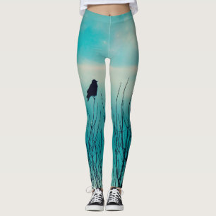 Der kleine schwarze Vogel und der weiche blaue Him Leggings