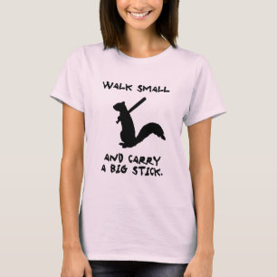 Der kleine Weg und tragen einen großen Stock T-Shirt