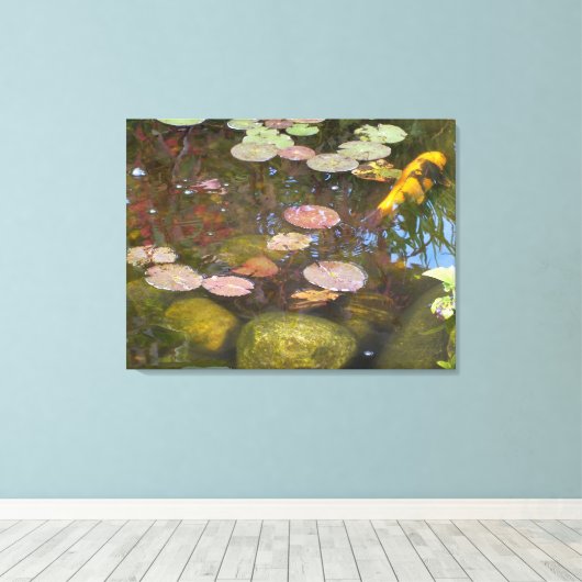 Der Koi im Lily Pad Pond Leinwanddruck (Insitu (Holzboden))