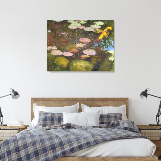 Der Koi im Lily Pad Pond Leinwanddruck (Insitu (Schlafzimmer))