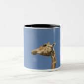 Der Kopf der Giraffe Zweifarbige Tasse (Mittel)