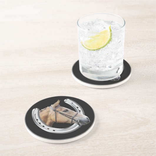 Der Kopf des Pferds in einem HufeisenUntersetzer Sandstein Untersetzer (Seite)