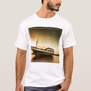 Der Körper alten Schiffs Bali, Indonesien T-Shirt