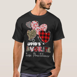 Der Krankenpfleger gibt Valentine Cupid ein Gesche T-Shirt