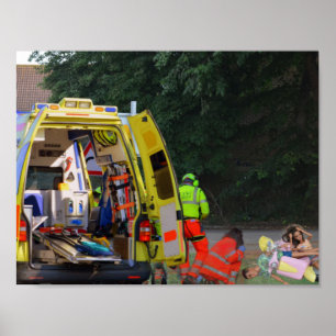 Der Krankenwagen kommt an der Unfallstelle an. Poster