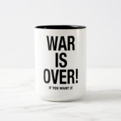 Der Krieg ist vorbei Zweifarbige Tasse (Mittel)