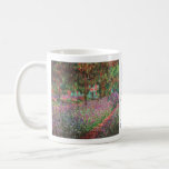 Der Künstlergarten in Giverny von Claude Monet Kaffeetasse<br><div class="desc">Im Hintergrund,  in der Nähe des Zentrums,  sehen Sie Monets Zuhause. Er musste nur nach draußen gehen,  um seine Faszination mit Farbe zu befriedigen.</div>