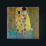 Der Kuss 2 von Gustav Klimt Button<br><div class="desc">Dieses Gemälde mit dem Titel The Kiss 2 wurde von dem berühmten Künstler Gustav Klimt gemacht.
Über Gustav KlimtGustav Klimt war ein österreichischer Symbolik-Maler und eines der prominentesten Mitglieder der Wiener Sezessionsbewegung. Er wurde 1897 Gründungsmitglied und Vorsitzender der Dackel Sezession und der Zeitschrift Ver Sacrum.</div>